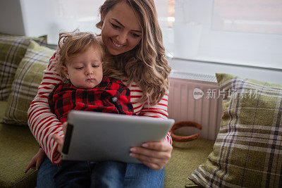 mother work´s and play with her child